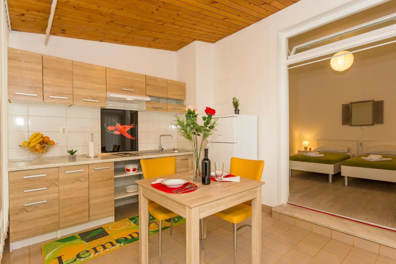 Comfortable Modern Studio With Shaded Patio Split Bagian luar foto
