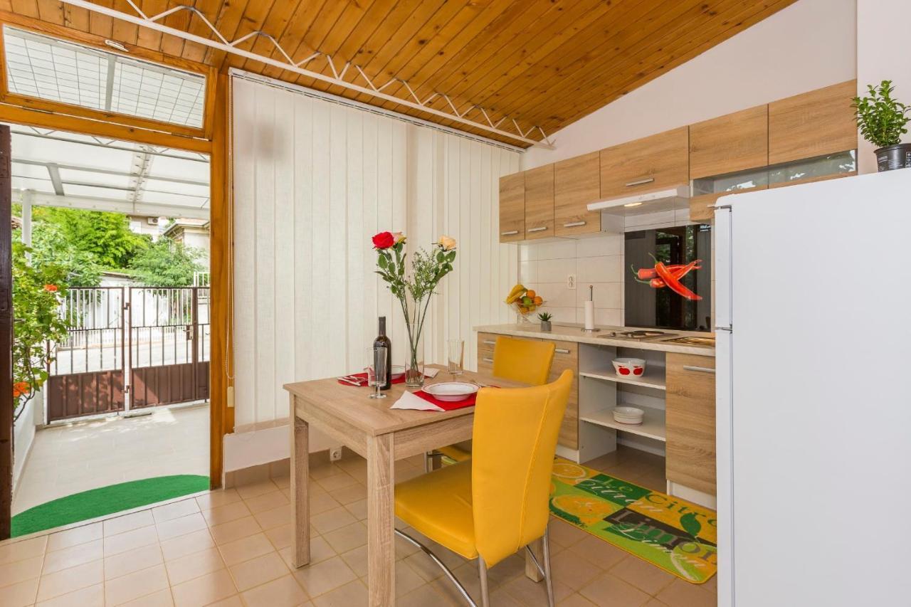 Comfortable Modern Studio With Shaded Patio Split Bagian luar foto
