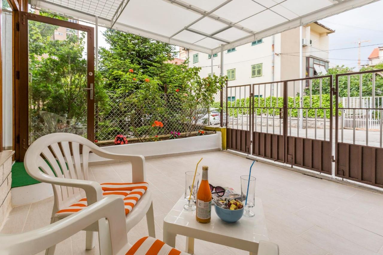 Comfortable Modern Studio With Shaded Patio Split Bagian luar foto