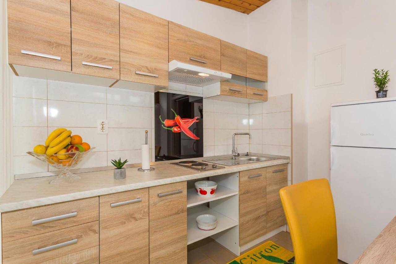 Comfortable Modern Studio With Shaded Patio Split Bagian luar foto