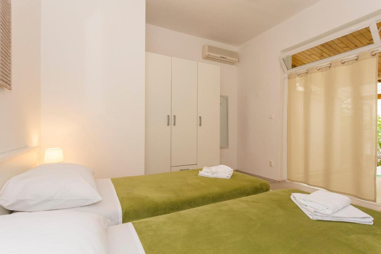 Comfortable Modern Studio With Shaded Patio Split Bagian luar foto
