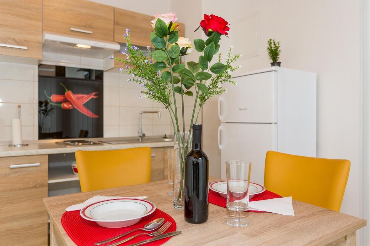 Comfortable Modern Studio With Shaded Patio Split Bagian luar foto