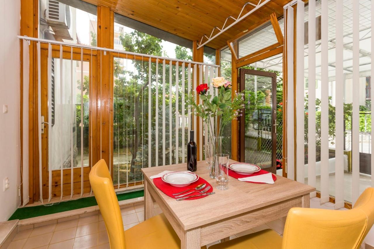 Comfortable Modern Studio With Shaded Patio Split Bagian luar foto